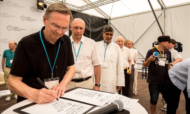 36-nobel-firman-declaracion-mainau